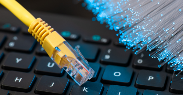 POE คืออะไร? เทคโนโลยีที่เปลี่ยนแปลงวงการไอทีปี 2025 5 Power over Ethernet vs Traditional Power Supply